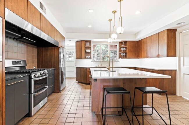 Building Photo - 2730 Glenhurst Ave