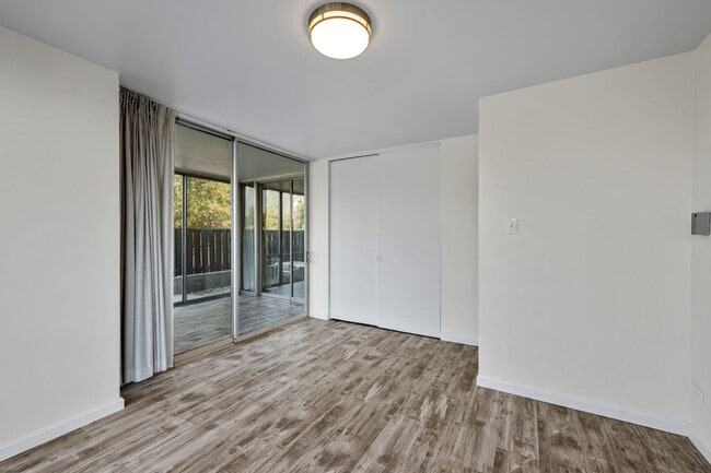 Building Photo - Beautifully renovated condo in the Cherry Creek Area!