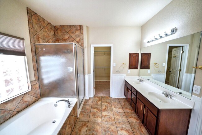 Building Photo - Gorgeous 5-Bedroom, 3.5-Bathroom Home Near...
