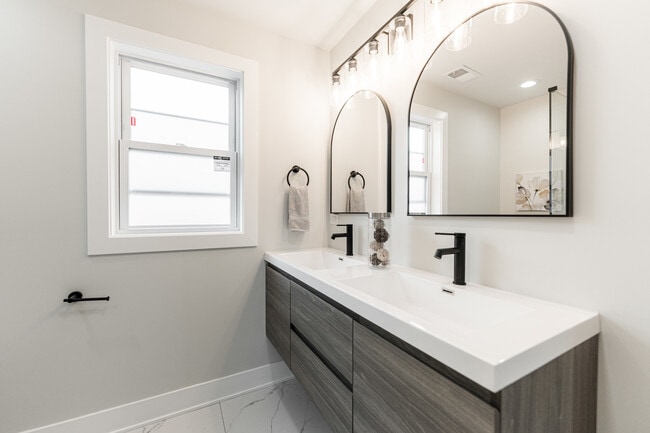 Building Photo - 4129 N Oketo Ave