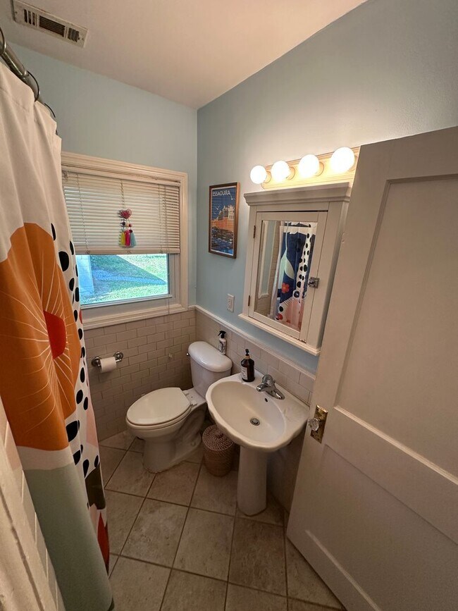 Building Photo - 3 BED | 1 BATH | SPACIOUS GATED BACKYARD |...