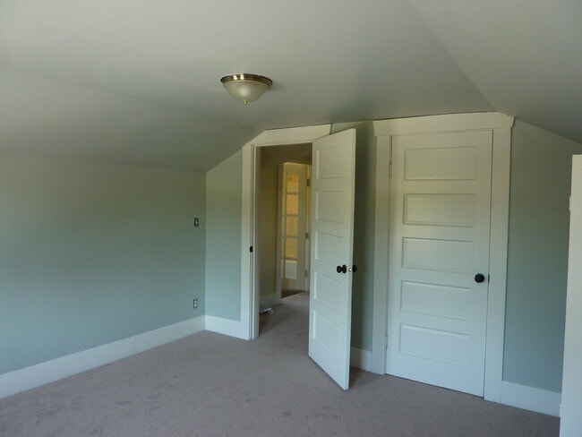 Building Photo - 731 S 49th St