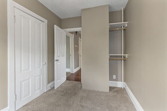 Building Photo - 3BR/1Bath + Office Area Available Sept 12t...