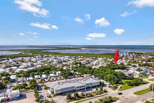 Building Photo - 945 Plantation Rd