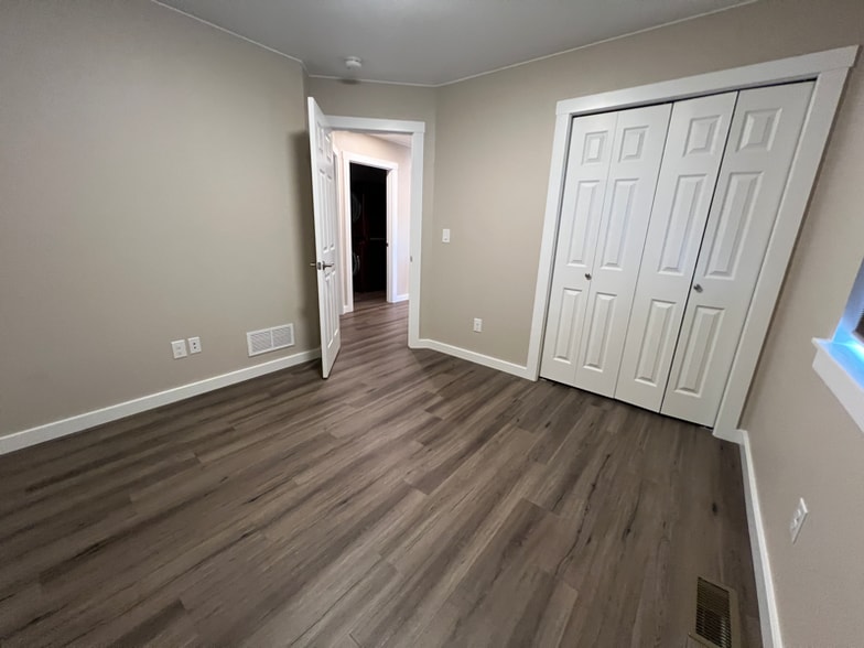 Building Photo - 1032 N Helen Ln