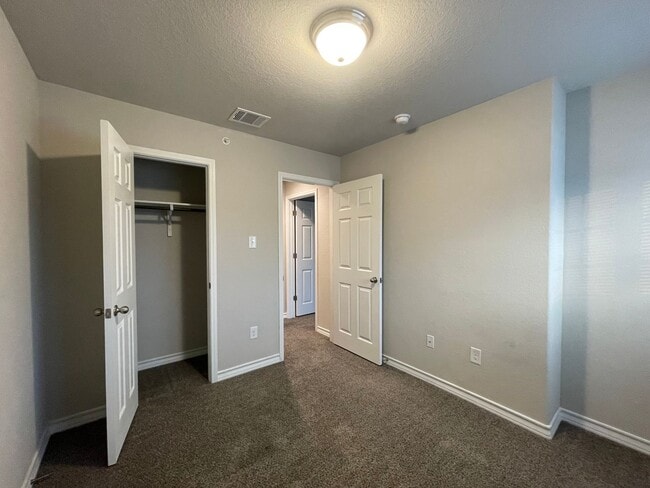 Building Photo - Town home for rent