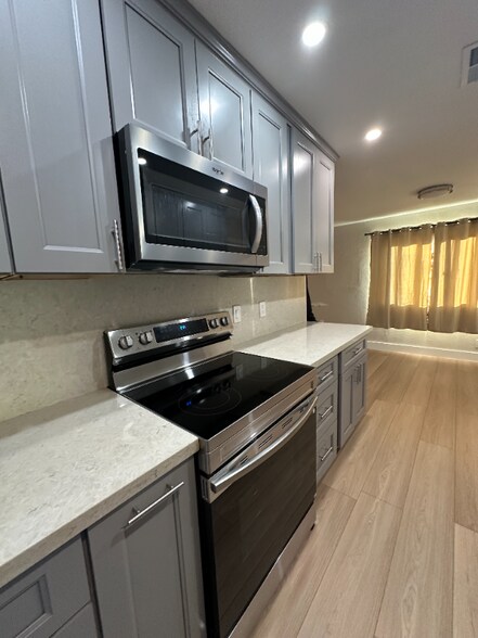 Building Photo - 276 Lippert Ave