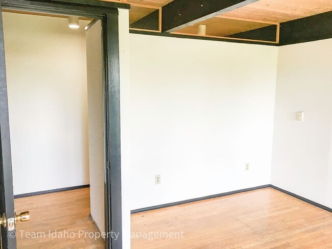 Building Photo - Taylor Ave Tri-Plex