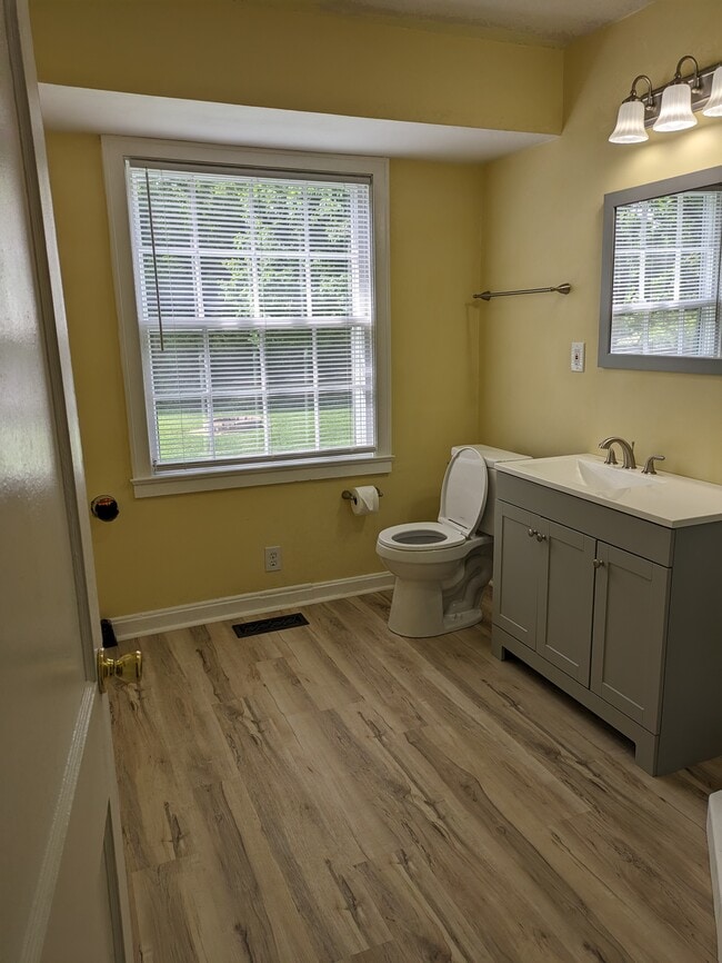 Building Photo - 306 Colonial Dr