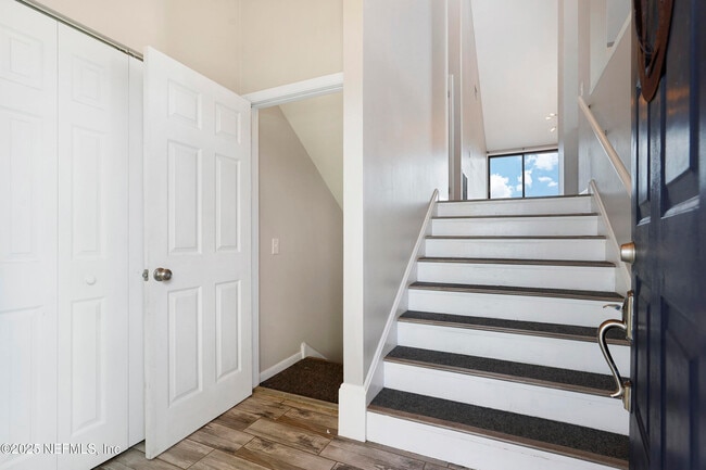 Building Photo - 17 Clinton Ct S