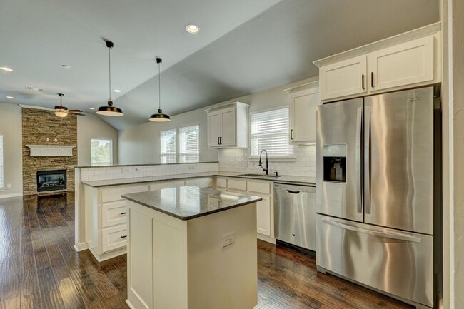 Building Photo - Desirable Home In Valencia Park!