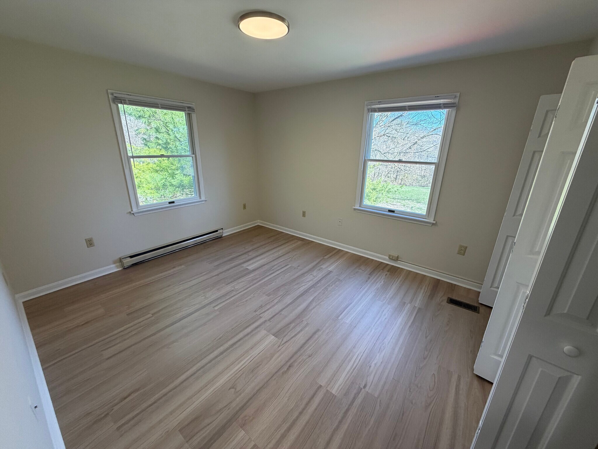 Primary bedroom - 104 E Poplar St