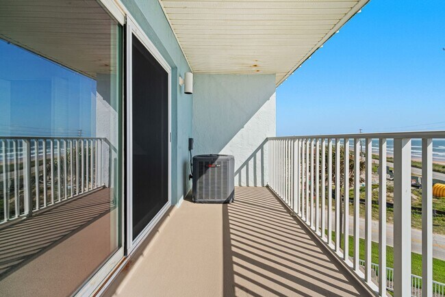 Building Photo - Oceanfront 2 Bedroom Condo with Stunning Views