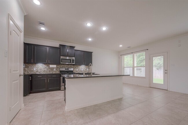 Building Photo - 2261 Oak Cir Dr N