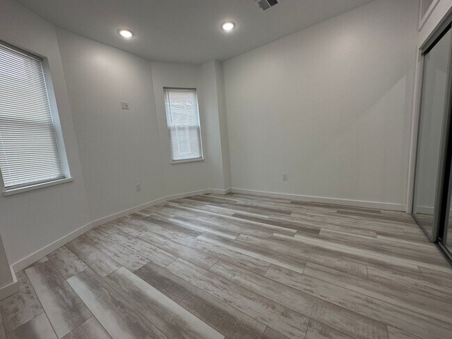 Building Photo - Modern & spacious 2Bedroom 1Bath Apartment