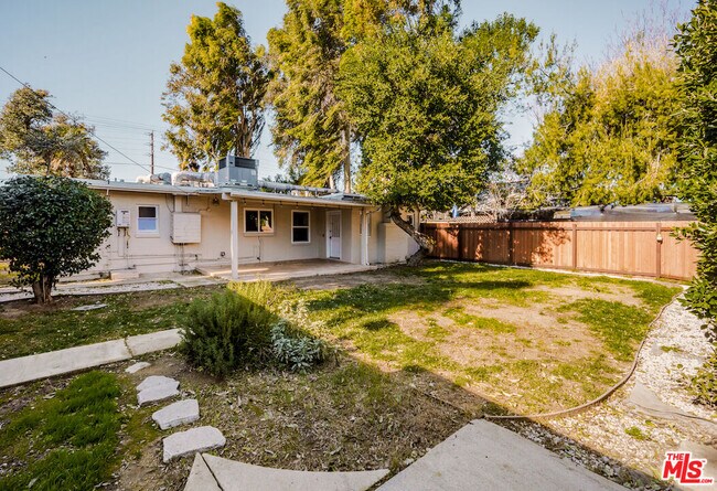 Building Photo - 5754 Fallbrook Ave