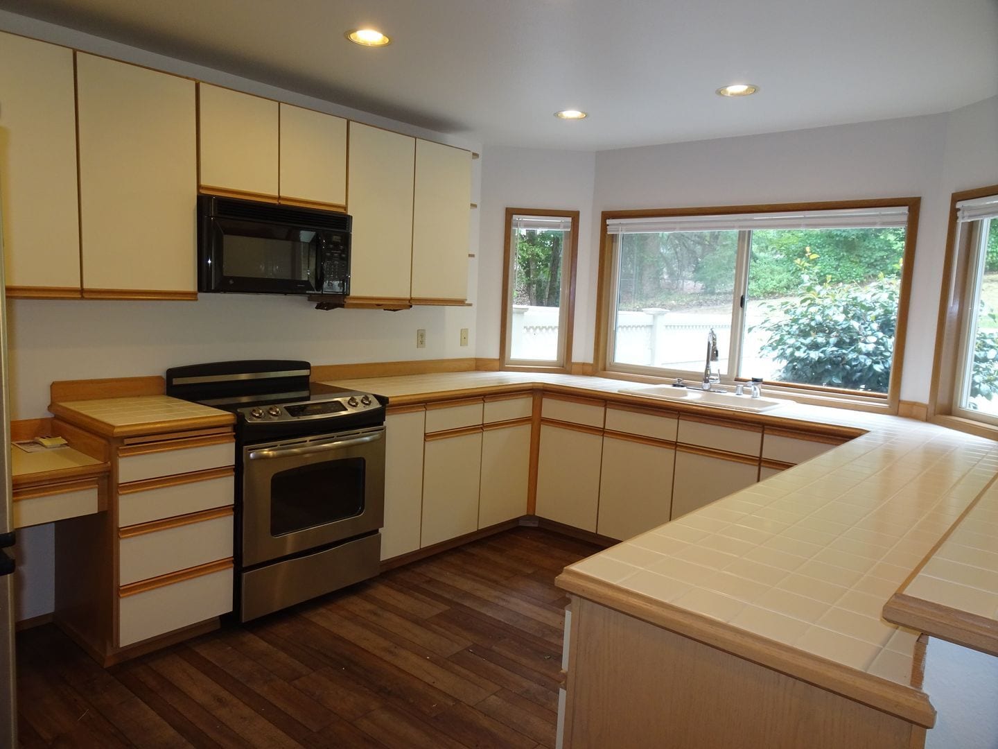 Building Photo - Charming Large 2-Bedroom Condo in the Hear...