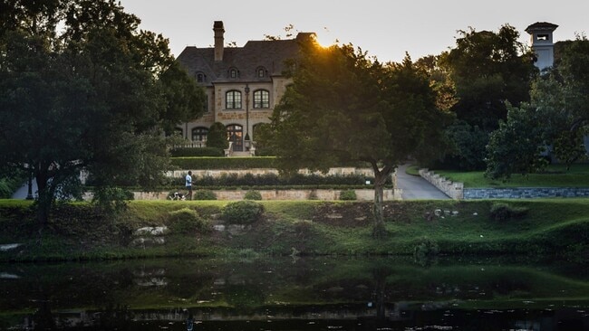 Building Photo - Modern 3-Bedroom Apartment with Smart Home...