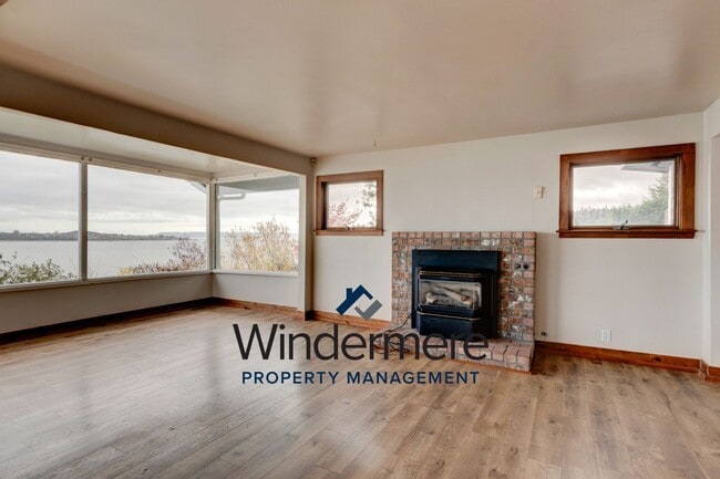 Building Photo - Three Bedroom, Two Bath Waterview