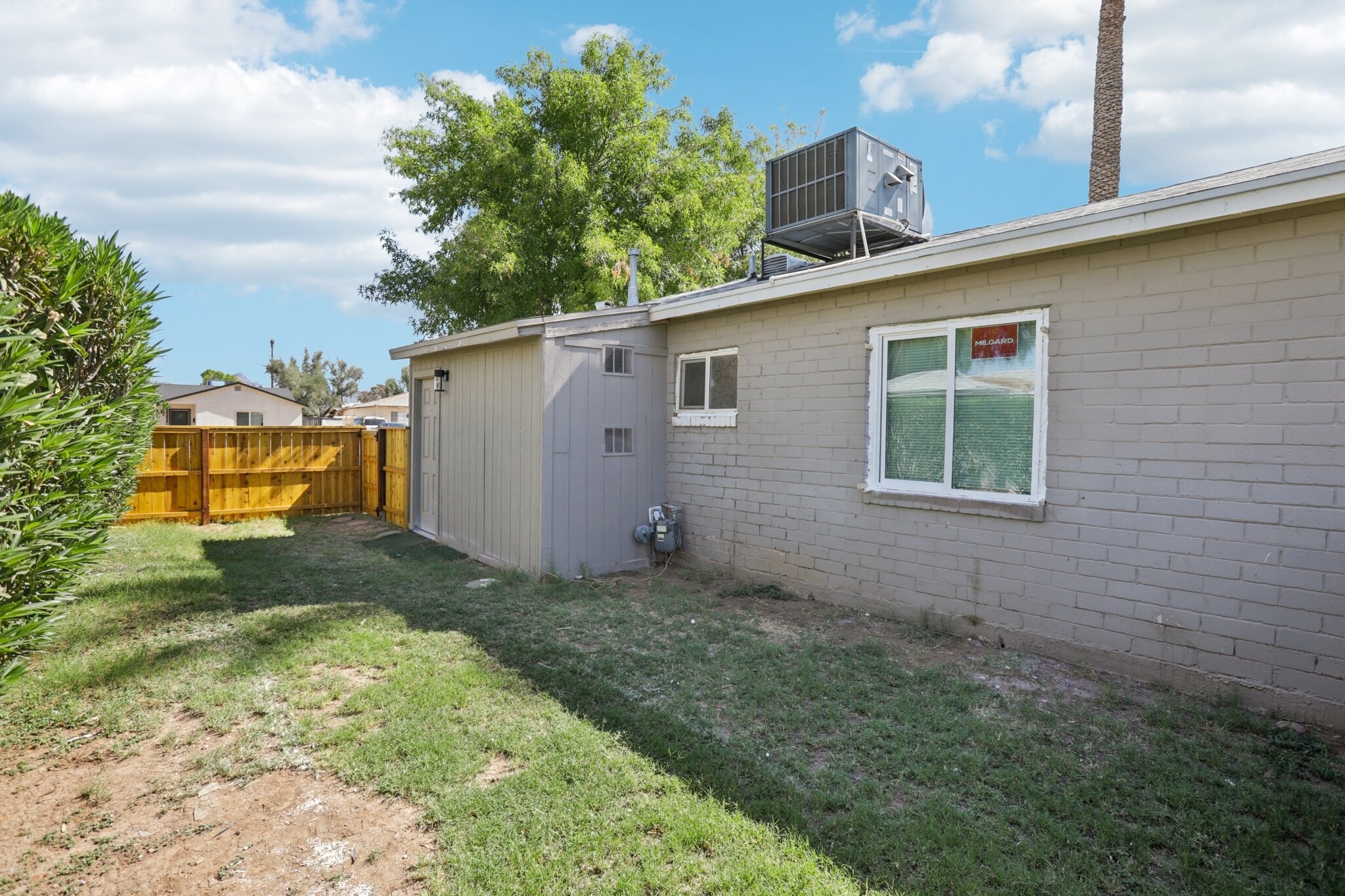 Building Photo - 2545 E Clarendon Ave