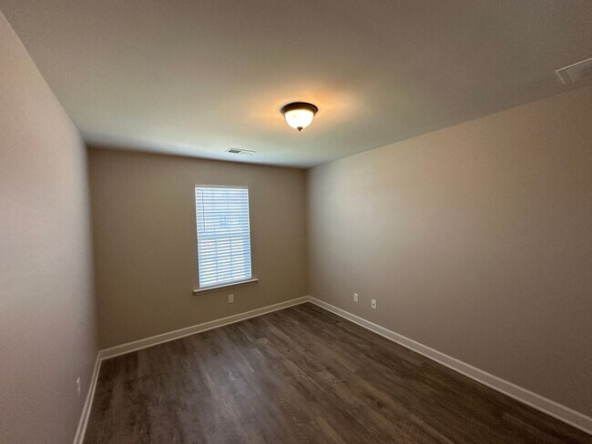 Building Photo - Available NOW in Southaven! Like New 3 BR/...