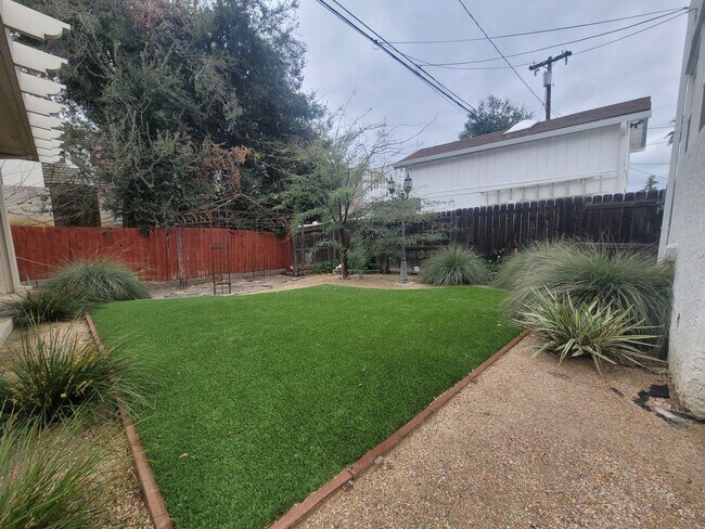 Building Photo - Harding Dr-628