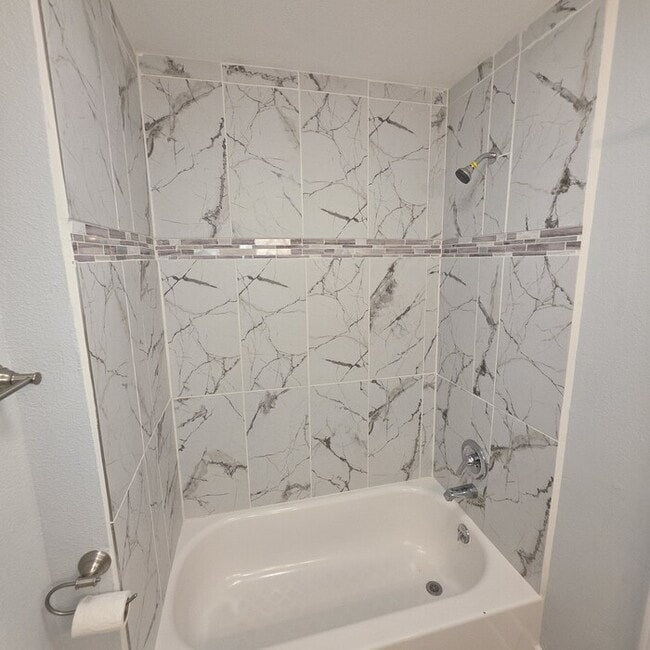 Building Photo - Cozy 3 bedrooms and 1 bath home located on S Pleasant St in Independence, MO