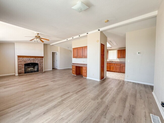 Building Photo - 29 Palms Home with Garage