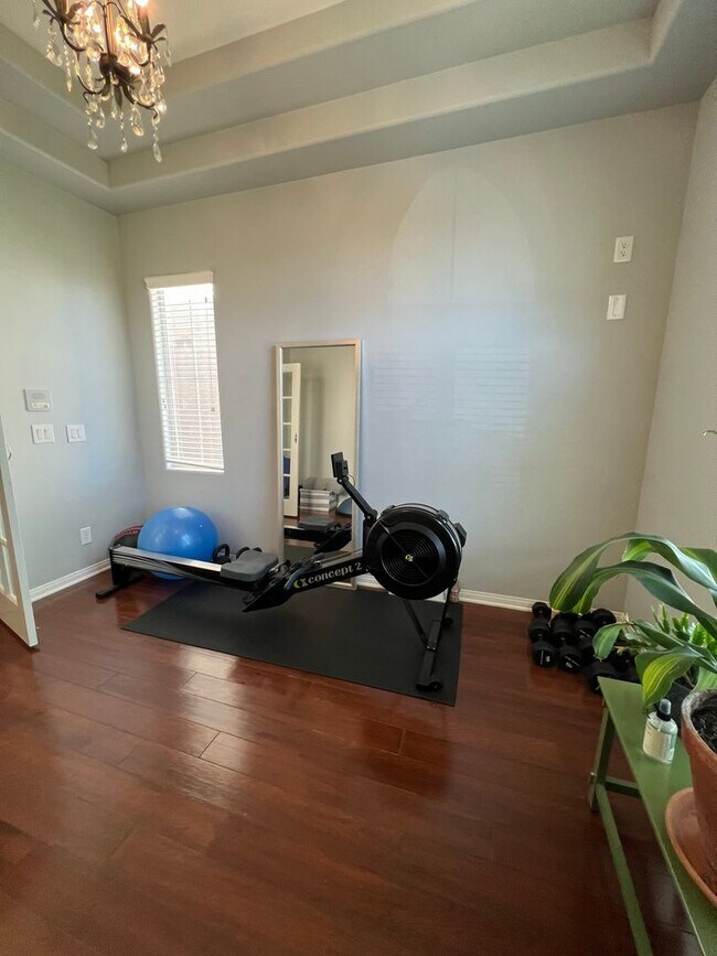 Building Photo - ABSOLUTELY AMAZING! Large 4 bedroom 2 stor...