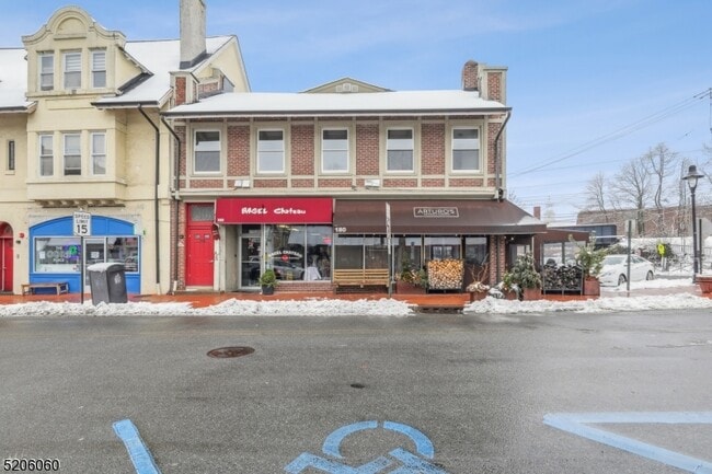 Building Photo - 180 Maplewood Ave