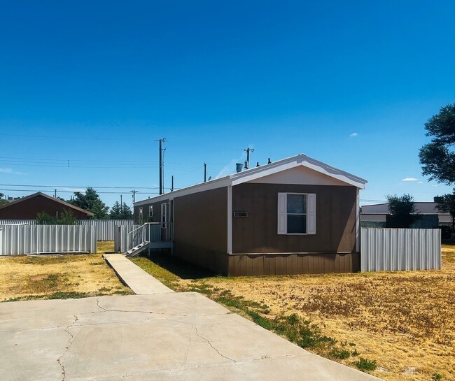 Primary Photo - Elegant 3-Bed, 2-Bath Home for Rent: Move-...