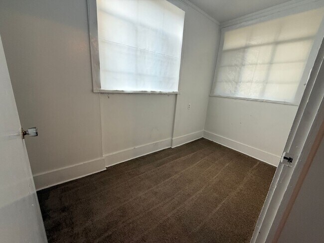 Building Photo - 3 Bedrooms, 1 Bathrooms - Celanese House