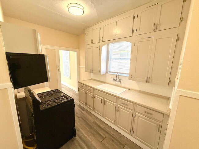 Building Photo - *MOVE IN SPECIAL* Charming Duplex with Fenced Yard – Minutes from St. Philip's College!