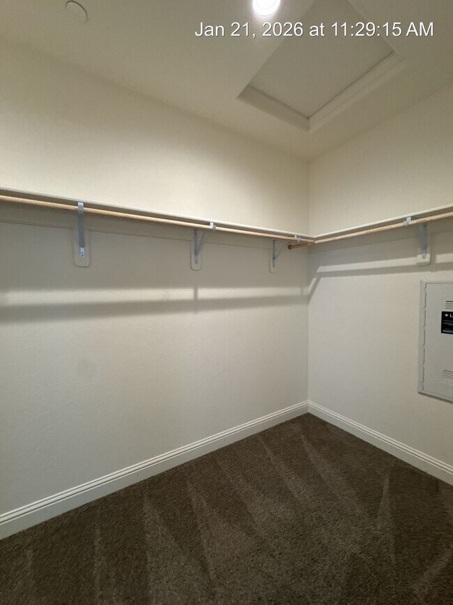 Building Photo - 4 Bedroom home located in Northside Visalia! Available Now!!