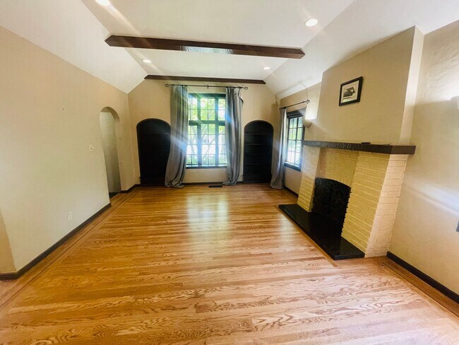 Building Photo - Gorgeous 3bed/2bath home in East Sac