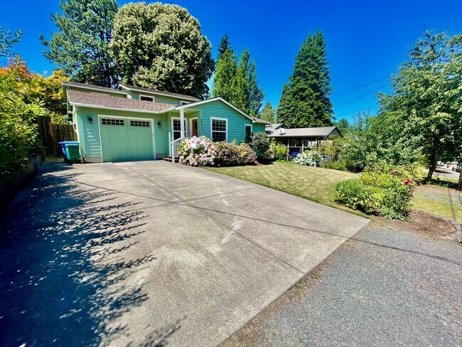 Building Photo - 4 Bed/2.5 Bath Multnomah Village Stunner w...