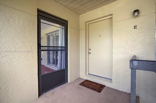 Building Photo - 6568 Chasewood Dr