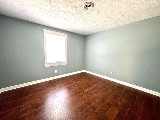 Building Photo - 3 Bedroom home for rent in a Great Neighbo...