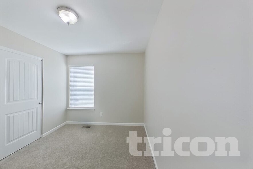 Building Photo - 227 Essex Ct