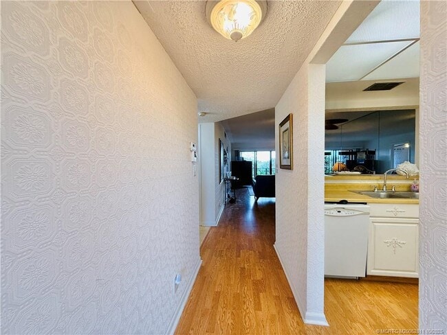 Building Photo - 9400 S Ocean Dr