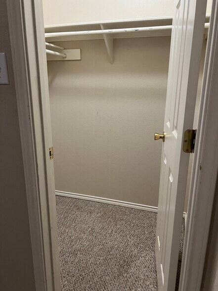 Building Photo - 817 Sonesta Dr