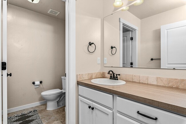 Building Photo - Beautiful 5bd/2.5ba, 3-car Tandem Garage H...