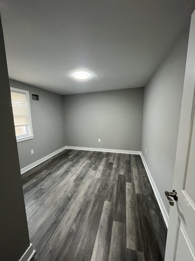 Building Photo - 805 W 5th St