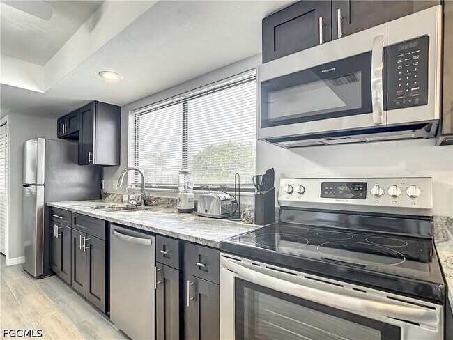 Building Photo - 5000 SW 16th Pl