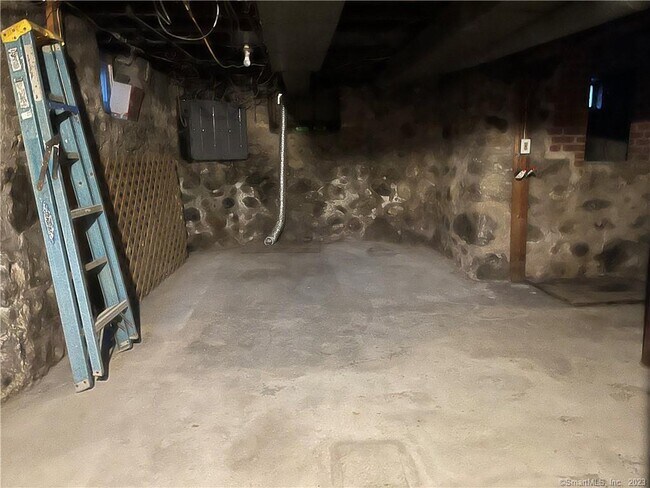 Building Photo - 253 N Main St