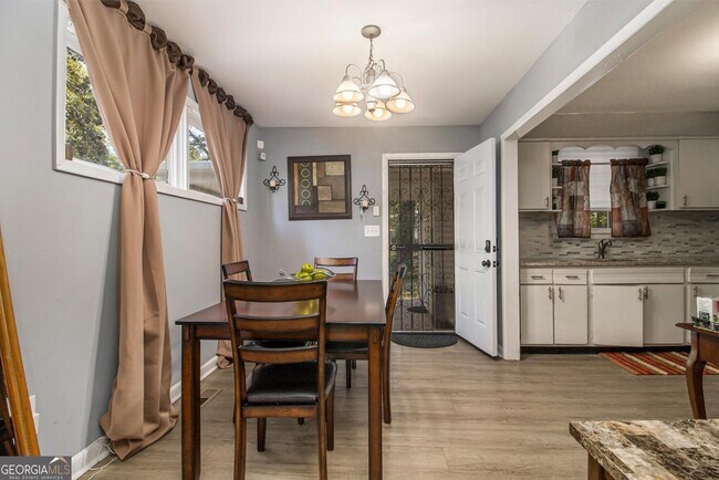 Building Photo - 127 Ruzelle Dr SE