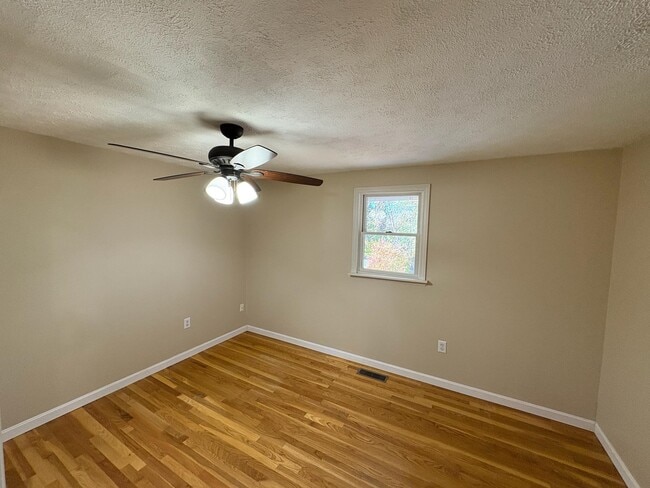 Building Photo - 15 Kingston Dr