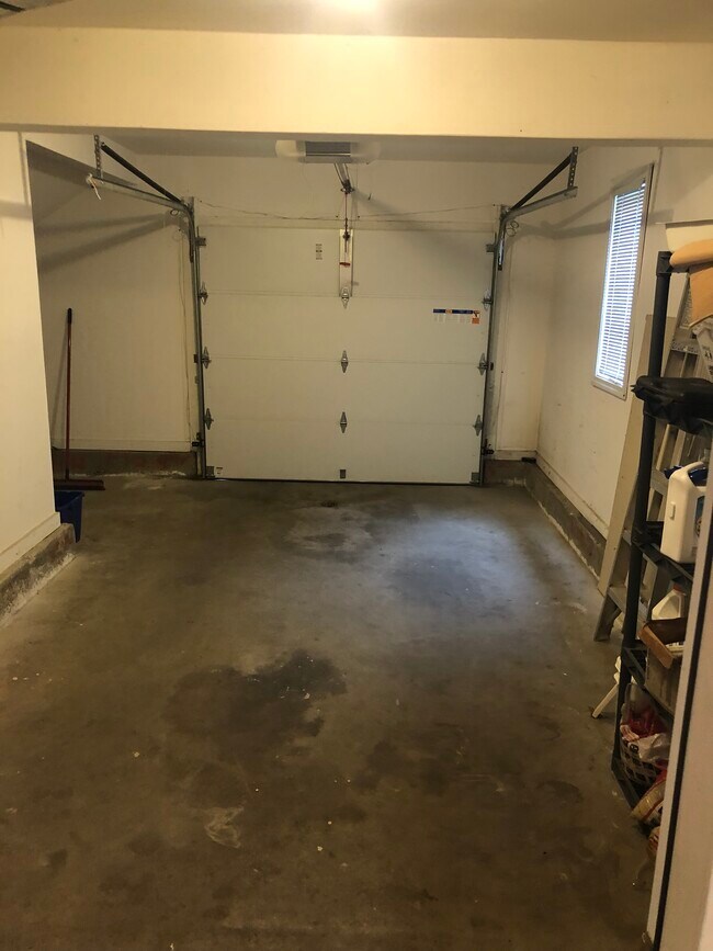 Garage - 120 Courtyard Ln