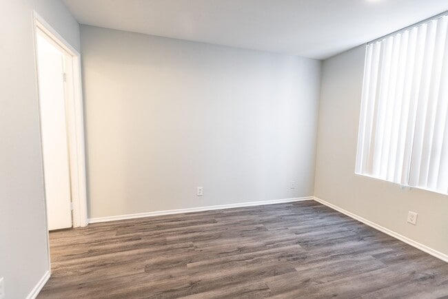 Interior Photo - 314 South Manhattan Place