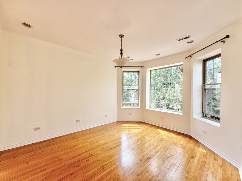 Building Photo - 2537 N Kildare Ave